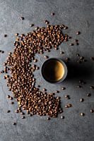 Grains de café sur pierre naturelle