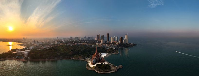 Ochtendgloren bij de Sanctuary of Truth in Pattaya van Franklin Driessen