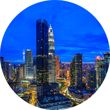 Skyline van Kuala Lumpur in de avond van Tux Photography
