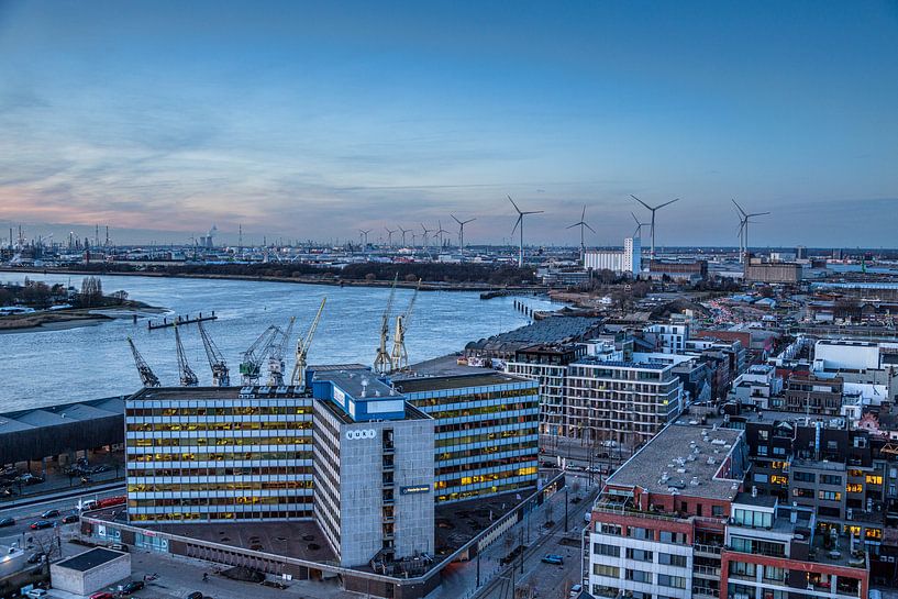 Antwerpen met zicht op de haven. van Bruno Hermans