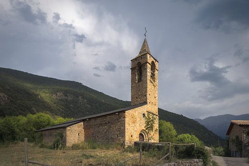 Een rondleiding door de historische Santa Coloma-kerk in de omgeving van Arseguel