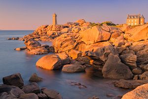 Sonnenuntergang am Leuchtturm von Mean Ruz, Bretagne, Frankreich