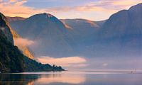 Sonnenaufgang im Aurlandsfjord, Norwegen von Henk Meijer Photography Miniaturansicht
