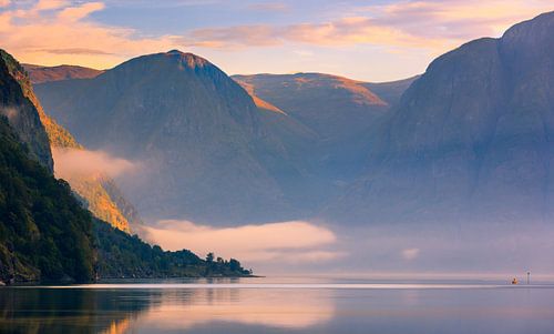 Lever de soleil dans le fjord d'Aurlands, Norvège