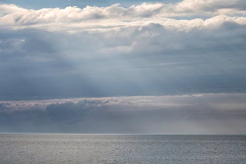 Zonnestralen boven zee