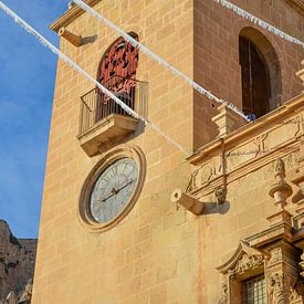 Tour d'horloge artistique de la basilique Santa Maria d'Alicante. En arrière-plan, le Castillo de Sa sur LuCreator