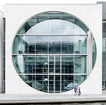 Groot rond raamwerk in Berlijn van Gerben Duijster