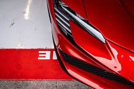 Ferrari SF90 dans la voie des stands sur Bas Fransen