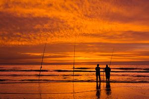 Zonsondergang met Vissers op het Strand van M DH