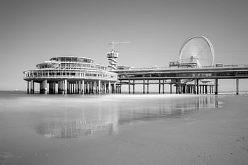 De pier van Scheveningen zwart wit