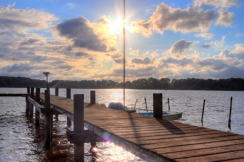 Zonsondergang bij een meer met kleine steiger en zeilbootje van MPfoto71