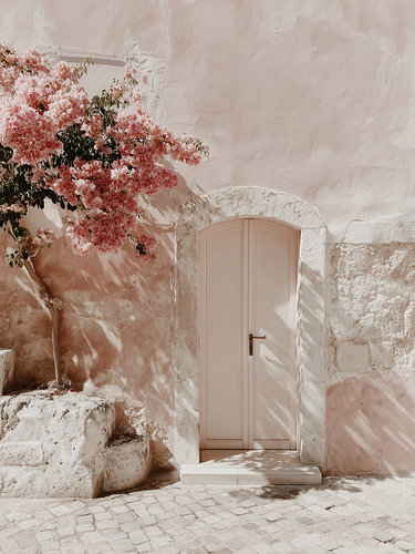 Porte en arche aux fleurs roses – Art méditerranéen
