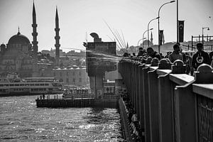 De Galatabrug in Istanbul van Marian Sintemaartensdijk