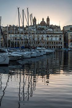 Valletta, Malta - 01 07 2022: Boote spiegeln sich im Wasser bei