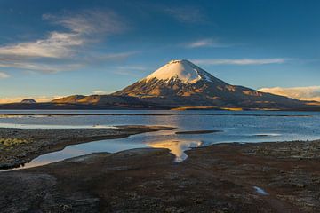 De vulkaan Parinacota bij zonsondergang van Chris Stenger