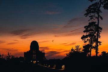 Het silhouet van Radio Kootwijk bij het laatste licht van een mooie nazomer zonsondergang van Arthur Scheltes
