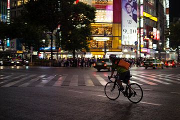 Cycliste au passage de Shibuya à Tokyo sur Marcel Alsemgeest