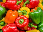 Close-up van glanzende paprika's in verschillende kleuren groen, rood en geel van Gert Bunt thumbnail