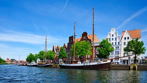 Uitzicht op de zeilschepen in de oude stad van Lübeck