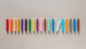 Minimalistische Kunst: Abstrakt Bunte Collage auf Beton
