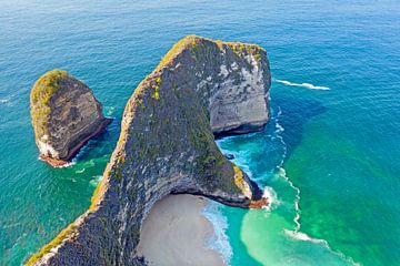 Luchtfoto van Kling king strand op Nusa Penida Bali Indonesie van Eye on You