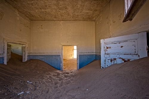 Kolmanskop, room with sand dune