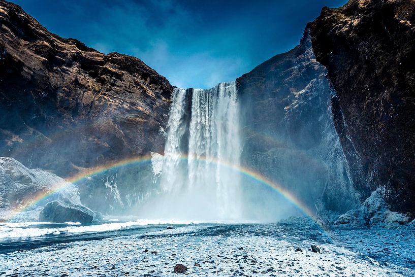 IJzige Skogafoss-waterval in IJsland tijdens de winter van Sascha Kilmer