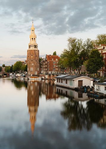 Montelbaanstoren, kanaal en oude huizen in Amsterdam, Nederland.