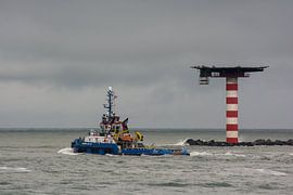 Tug Fairplay en route to the North Sea. by scheepskijkerhavenfotografie