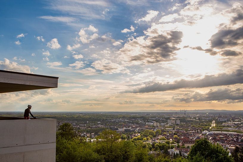 Wielrenner kijkt uit over Karlsruhe in Duitsland van Evelien Oerlemans