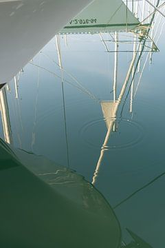 Reflet de voiliers dans l'eau de mer bleu-vert 1