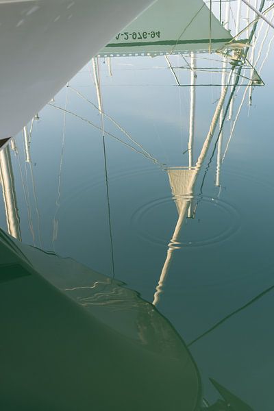 Spiegelung von Segelbooten im blaugrünen Meerwasser 1 von Adriana Mueller