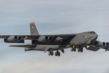 B-52 Stratofortress bei der Landung fotografiert (2014 Barksdale Airforce Base, Louisiana, USA) von Jaap van den Berg