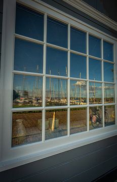 Reflectie van de haven in het raam van peterheinspictures