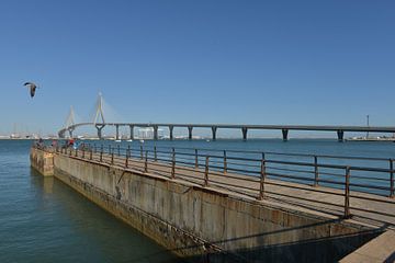 Maritiem panorama met de Puente de la Pepa in Cádiz van Silva Wischeropp