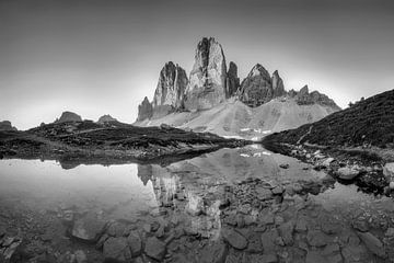 Ambiance matinale aux Trois Cimets dans les Dolomites en noir et blanc sur Manfred Voss, Schwarz-weiss Fotografie