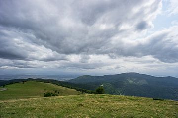 Frankrijk - Vrij uitzicht over beboste bergen vanuit grand ballon van adventure-photos