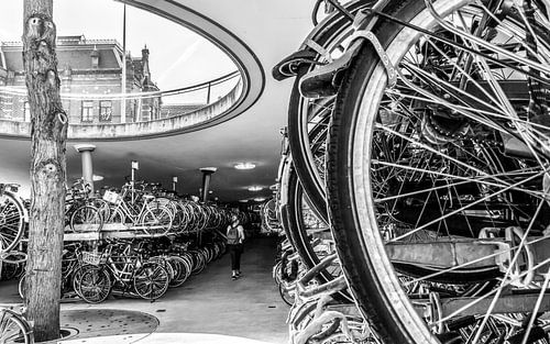 Station Groningen, Fietsenstalling 1 (zwart-wit)