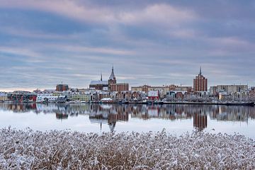 Uitzicht over de Warnow naar de Hanzestad Rostock in de winter