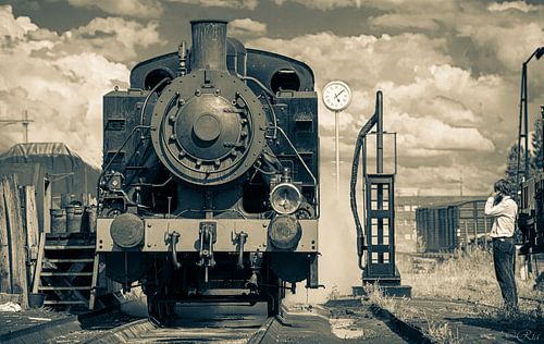 Pulvérisation du train à vapeur à la fin du trajet en train