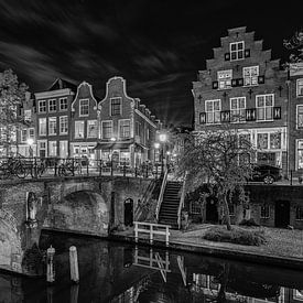 Rustige avond langs de Utrechtse Oudegracht (zwart-wit)
