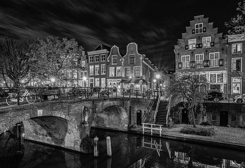 Rustige avond langs de Utrechtse Oudegracht (zwart-wit)