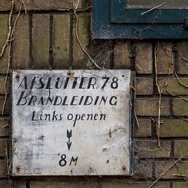 old sign on factory wall, urbex sur Ada van der Lugt