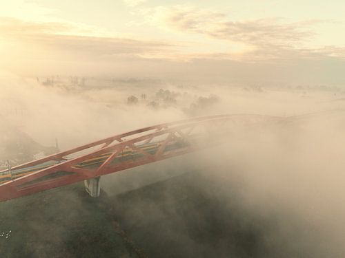 Hanzeboog treinbrug over de mistige IJssel