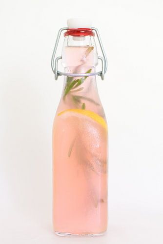 Huisgemaakte roze cranberry-citroen limonade