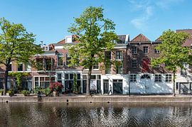 Fassaden an der Gracht in Schiedam von Stadtlandschaften – Rick Van der Poorten Fotografie