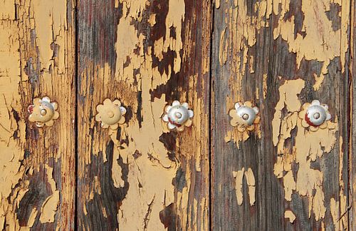 Oude deur met bloemen.