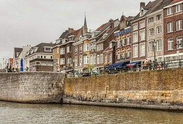 Cörversplein Maastricht vanaf de Maas van John Kreukniet