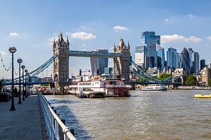 Le Tower Bridge et la silhouette de la City de Londres