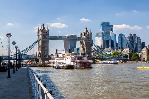 Tower Bridge en de skyline van de City of London